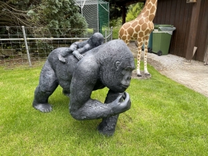 gorilla mit baby als aussendeko schraeg von vorne
