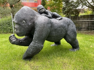 gorillafigur 116 cm mit baby in der rechten seitenansicht