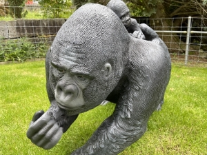 lebensgrosse gorillafigur mit baby in der kopfansicht von vorne