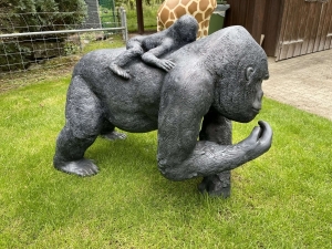 gorillafigur mit baby schraeg von hinten rechts betrachtet