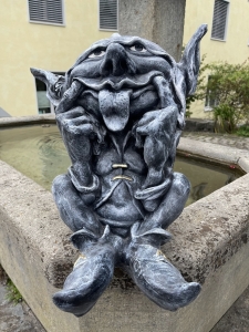 Grosse graue Gargoyle Figur als Gesamtansicht