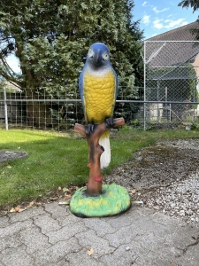 Grosser Papagei auf Sockel als komplette Gartenfigur