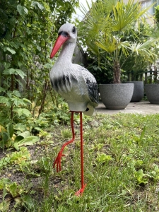 Grosser stehender Storch als Gartenfigur in der Frontalansicht.