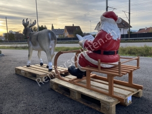 Weihnachtsmann auf Rentierschlitten für draussen