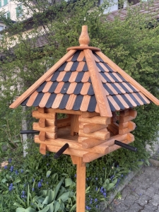 Vogelfutterhaus aus Holz in Teak-Gruen mit offener Front