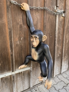 Schimpansenfigur haengend mit Detail am Koerper.