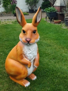 Grosse XXL Hasenfigur für den Garten, 110 cm hoch 1