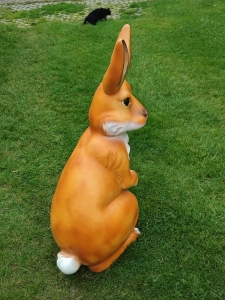 Grosse XXL Hasenfigur für den Garten, 110 cm hoch 2