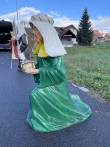 Rueckansicht der knienden Koenigsfigur Kaspar