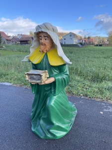 Schraegansicht von Kaspar mit Geschenk