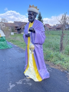 Seitliche Ansicht der Melchior Figur 124 cm