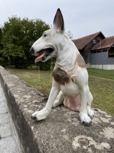Bullterier Hundefigur 50 cm hoch in schraeger Ansicht.