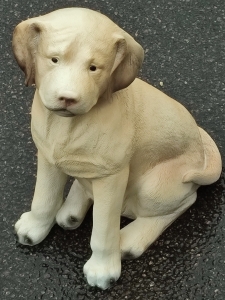 Labradorwelpe sitzend, Kleine Hundefigur Deko, blond, 35 cm hoch 2