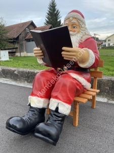 Weihnachtsmann mit Buch und Stuhl