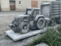 Traktor Figur mit Anhänger Beton