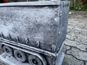 Aufbaudetail am Kippmuldenauflieger aus Beton