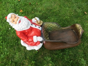 Deko Weihnachtsmann mit Schlitten, 65 cm lang