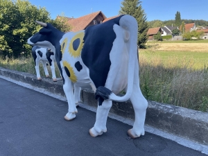Kuhfigur mit Auftragsbemalung Sonnenblumen in Rueckansicht