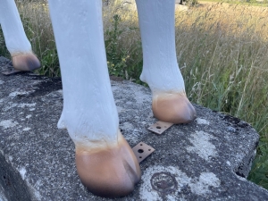 Beindetail der fressenden Kuhfigur