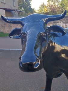 Deko Kuhfigur lebensgross Sonderanfertigung in schwarz mit Autolack, Detail Kopf