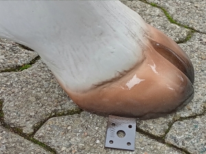 Lebensgrosse Deko Kuh in schwarz-weiss mit hochwertigem Autolack Detail Befestigung