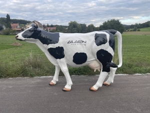 Lebensgrosse Kuhfigur mit Logo in Seitenansicht