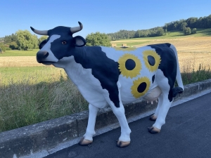 Lebensgrosse Kuhfigur mit Sonnenblumenbemalung in Seitenansicht