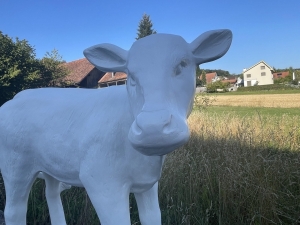 Kopfansicht der weiss grundierten Kuhfigur zum selber Gestalten.