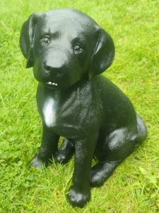 Kleiner Dekohund Labradorwelpe sitzend, schwarz, 35 cm hoch