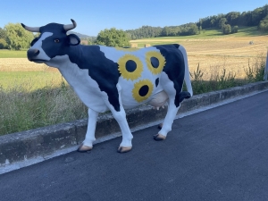 Lebensgrosse Deko Kuh mit Sonnenblumen in Seitenansicht