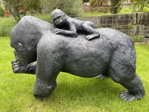 lebensgrosser gorilla mit baby in der linken seitenansicht