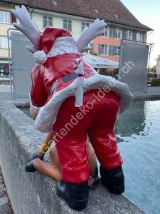 Deko Weihnachtsmann Figur mit Rudolf Rentier, 60 cm hoch