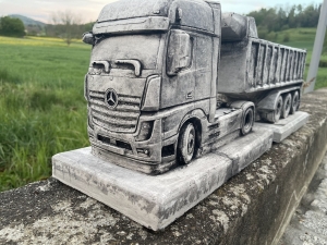 Mercedes Actros mit Kippmuldenauflieger aus Beton in der Frontansicht