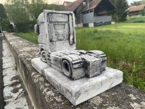 Mercedes Actros Zugmaschine aus Beton in schraeger Ansicht