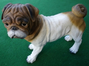 Deko Hundefigur Mops, stehend, Braun-Weiss