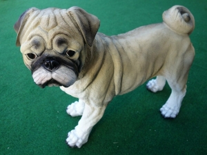 Mops, stehende Deko Hundefigur in hellbeige