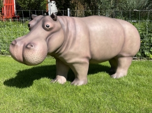 Nilpferd Figur als Gartenfigur in seitlicher Ansicht