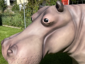 Seitliches Kopfdetail der Nilpferd Figur