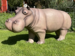 Nilpferd Figur auf Rasen in Seitenansicht