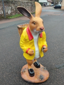 Grosser Osterhase mit leerer Kreze in Grün, 76 cm hoch