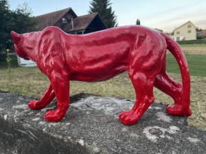 Roter Deko-Panther in rechter Seitenansicht