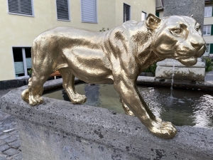 goldene pantherfigur fuer innen und aussen schraeg von vorne