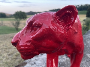 Kopfdetail der roten Pantherfigur