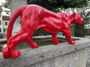 Rote Pantherfigur in Rueckansicht