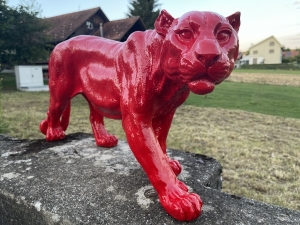 Rote Pantherfigur in schraeger Vorderansicht