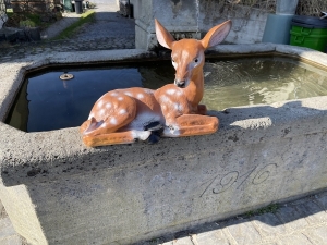 Reh Gartenfigur liegend, Gesamtansicht