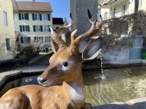 Rehbockfigur liegend, Schrägansicht vorne