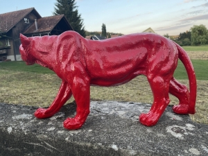Rote Raubkatzen-Dekofigur von der linken Seite