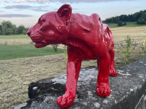 Roter Panther als Gartenfigur von vorne