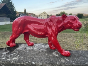Roter Panther als grosse Gartenfigur in seitlicher Ansicht